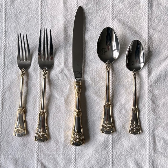 Royal Albert Old Country Roses 20-Piece Flatware Set, Golden - Picture 2 of 5